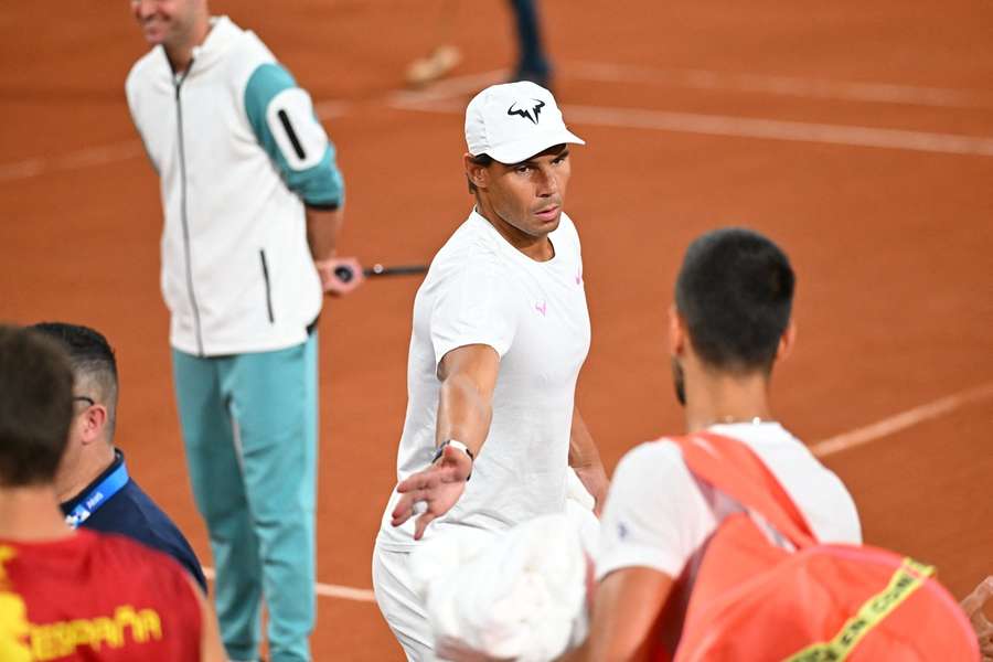 Nadal y Djokovic se saludan durante un entrenamiento en París, en los Juegos Olímpicos