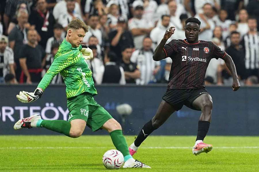 Alexander Nübel spielt den Ball vor Franculino Alexander Nübel spielt den Ball vor Franculino