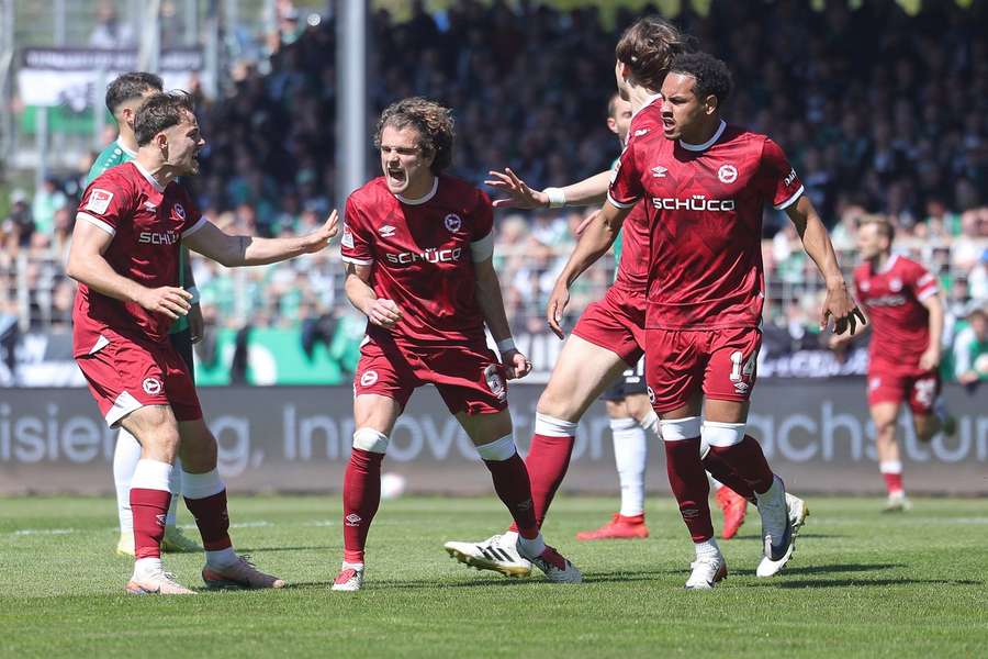 Mael Corboz (M.) bejubelt seinen sehenswerten Treffer für Bielefeld in Münster.