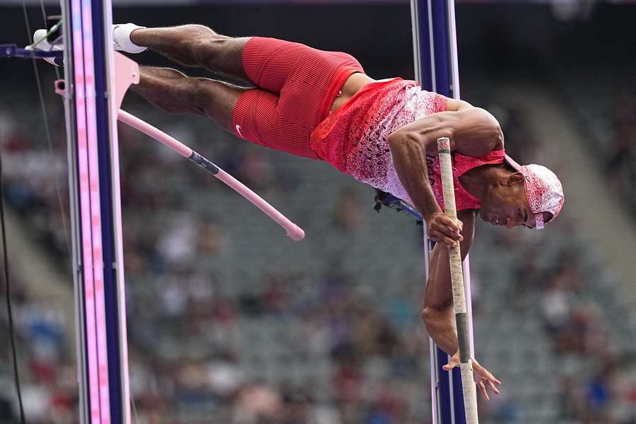 Damian Warner não conseguiu ultrapassar a sua primeira altura no salto com vara.