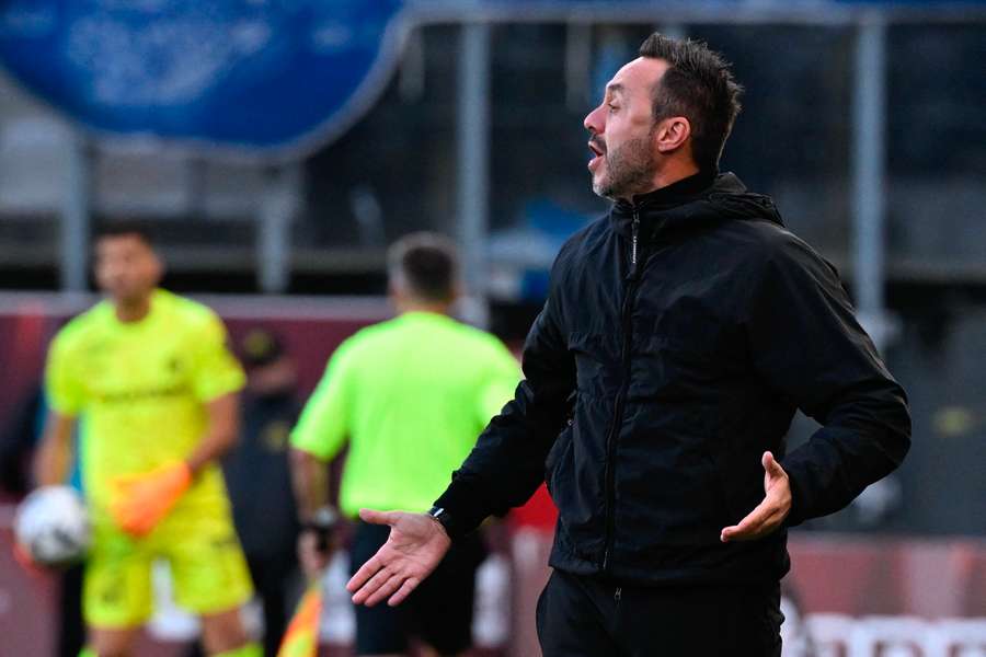 Marseille’s Italian head coach Roberto De Zerbi gestures
