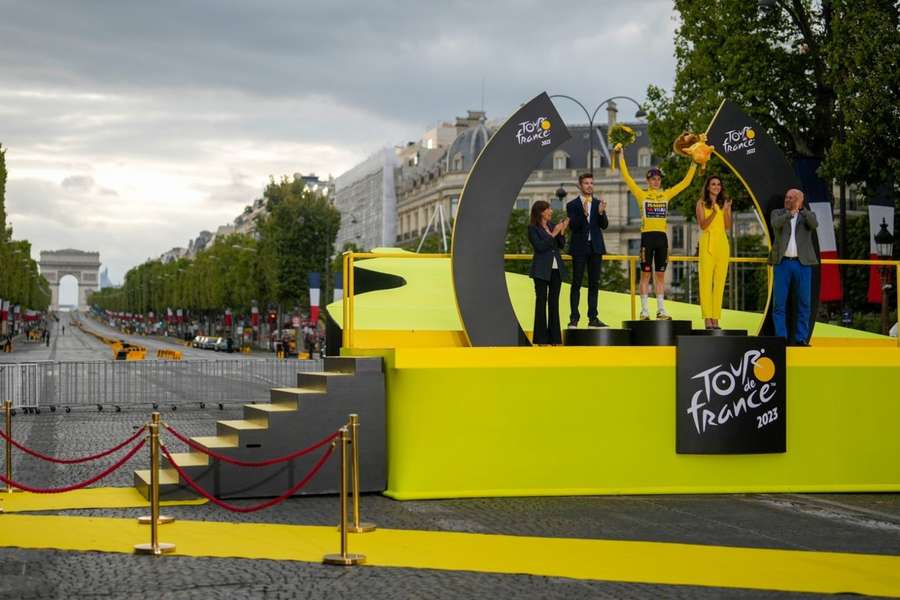 Vingegaard en el podio del Tour 2023 en los Campos Elíseos de París