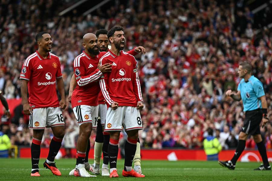 Bruno Fernandes świętuje po zdobyciu trzeciego gola dla drużyny z rzutu karnego podczas meczu angielskiej Premier League.