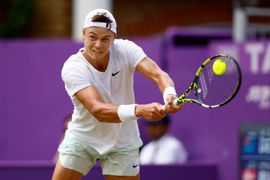 Danske Holger Rune skal forsøge at spille sige videre ved Wimbledon tirsdag.