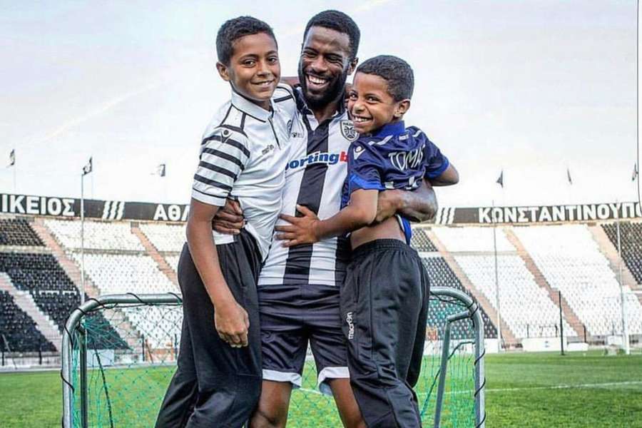 Fernando Varela no PAOK com os dois filhos, Gustavo e Tomás