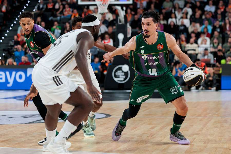 Djedovic, con el balón en un partido de Unicaja Djedovic, con el balón en un partido de Unicaja
