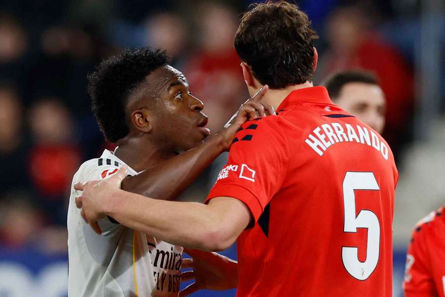 Vinícius Júnior, con Jorge Herrando, de Osasuna