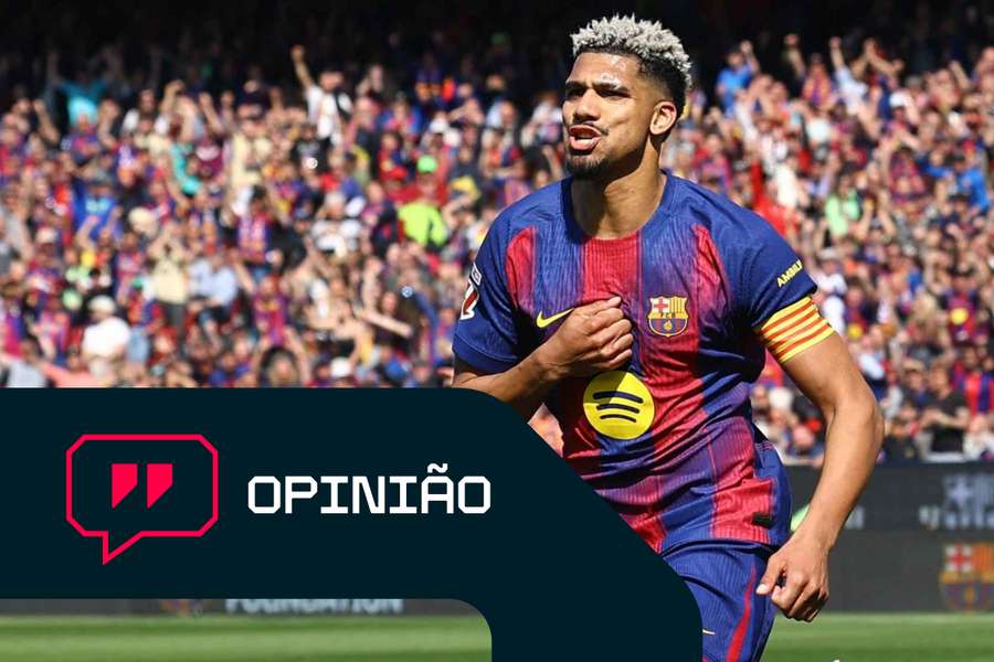 Ronald Araújo, do Barcelona, comemora o único golo do jogo contra o Rayo Vallecano