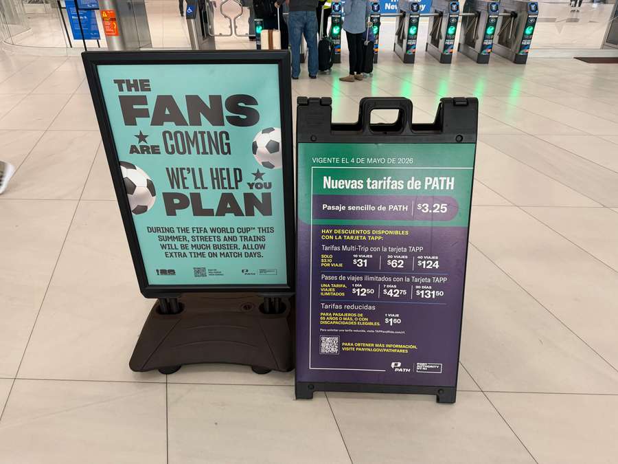 Placas avisam sobre a Copa do Mundo em direção a Nova Jersey