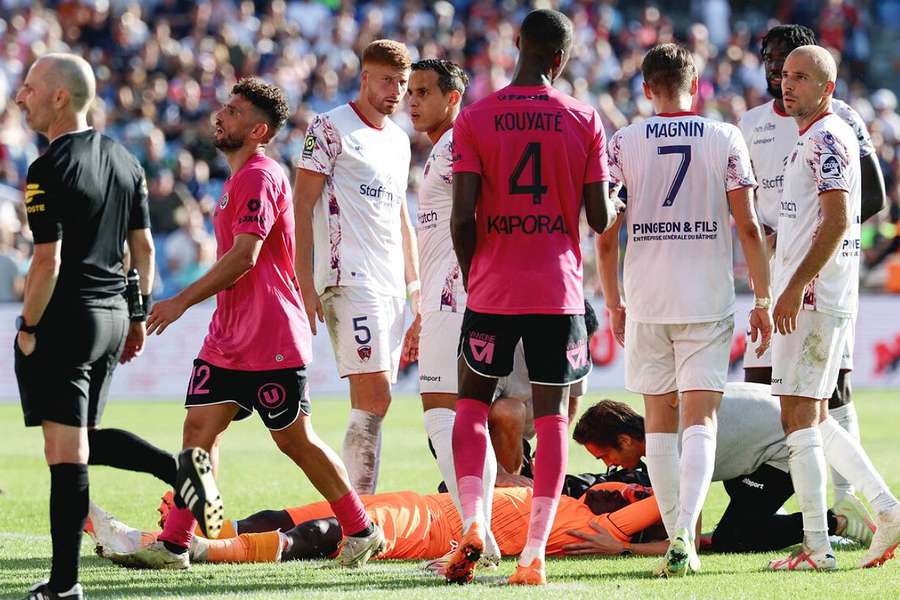 Les joueurs de Montpellier et Clermont autour du gardien clermontois. 