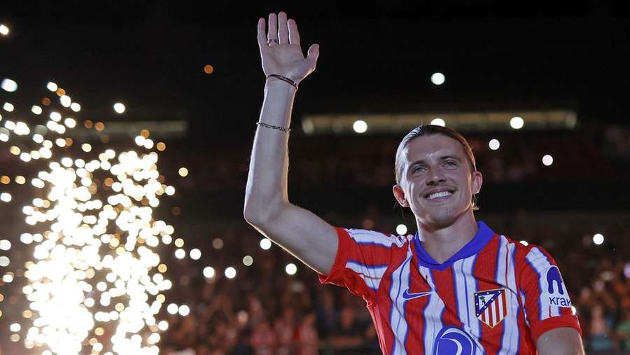 Gallagher welcomed by Atletico fans