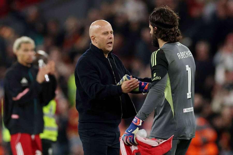 Alisson volta a parar por lesão