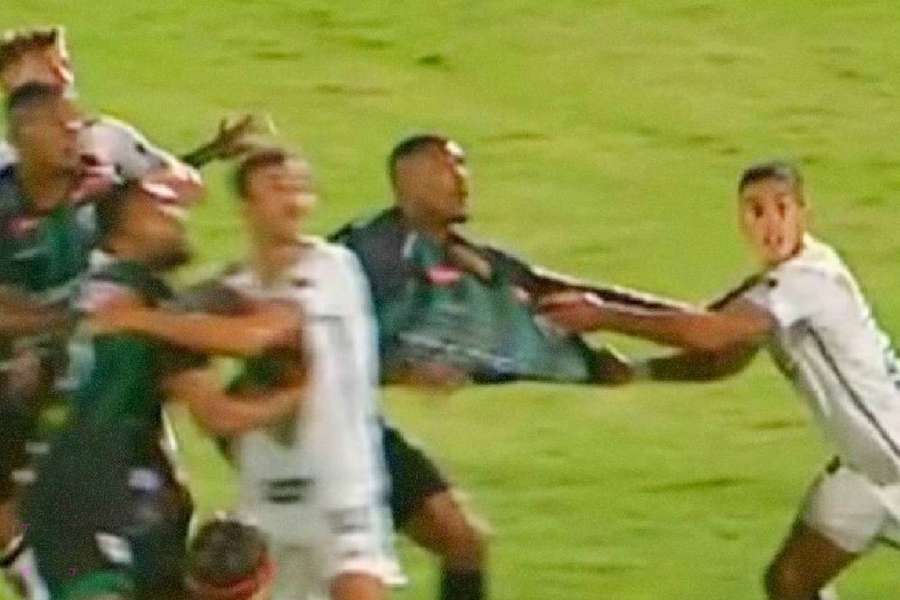 Puxão de Cuello foi ignorado pela arbitragem