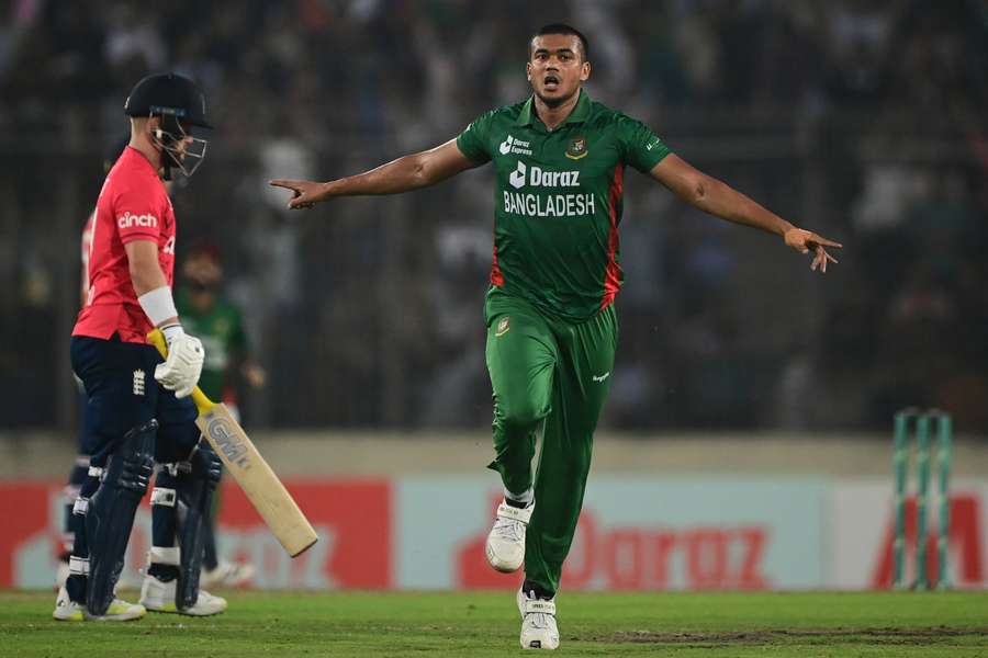 Bangladesh's Taskin Ahmed (R) celebrates after taking the wicket of England's Ben Duckett (L)