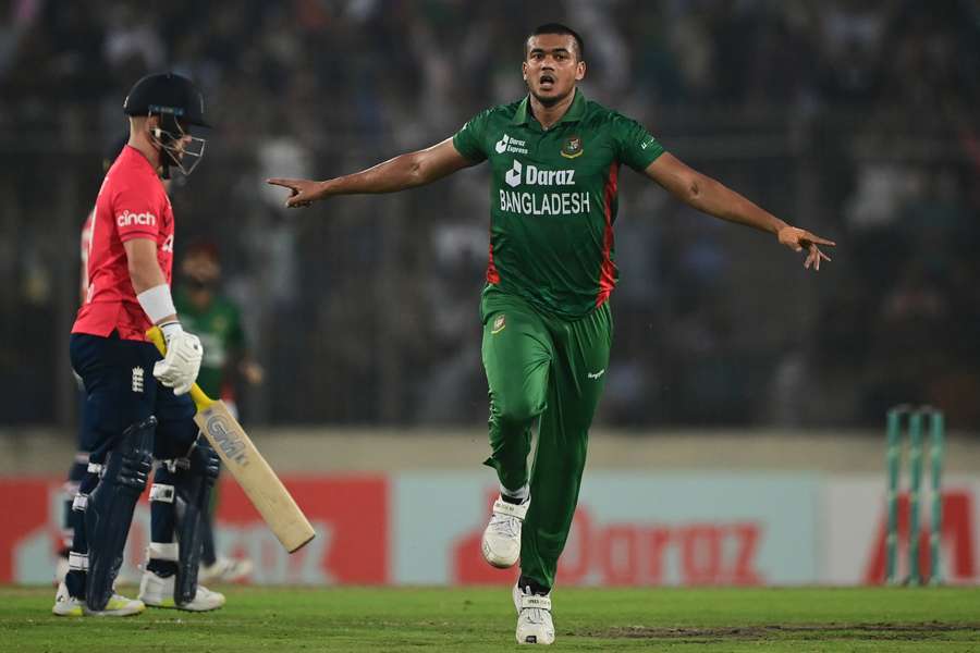 Bangladesh's Taskin Ahmed (R) celebrates after taking the wicket of England's Ben Duckett (L)