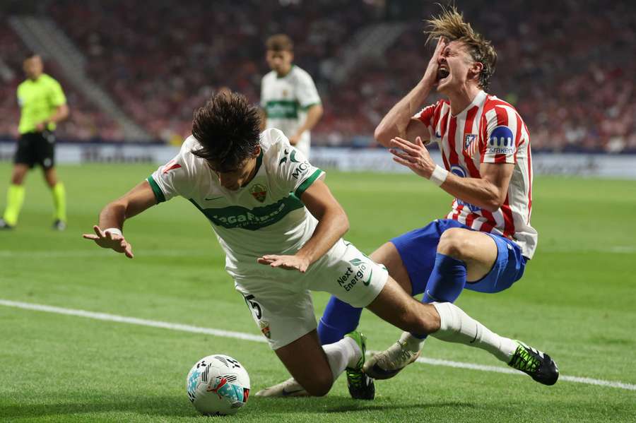 Elche's Uruguayan midfielder Federico Redondo fights for the ball with Atletico Madrid's English midfielder Conor Gallagher (right)