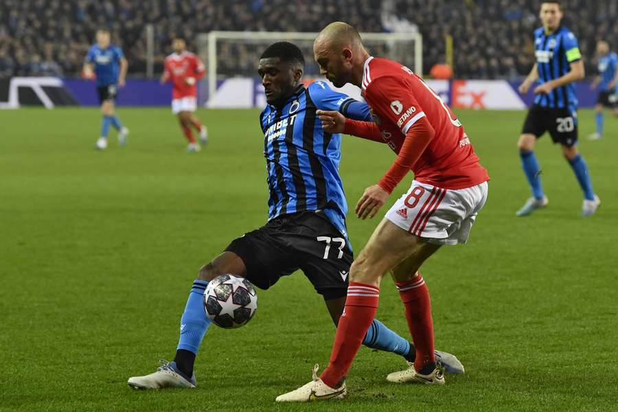 Aursnes em disputa de bola com Clinton Mata, do Club Brugge