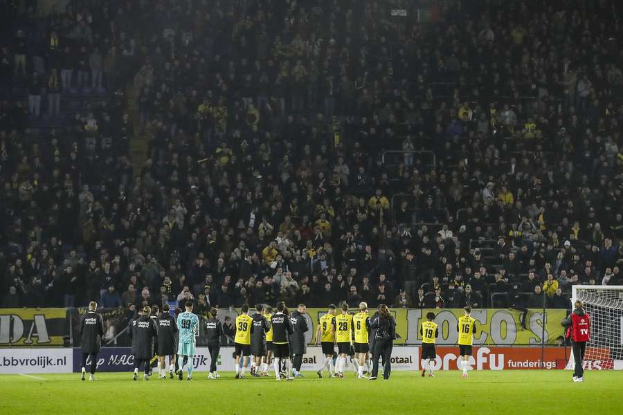 De supporters van NAC Breda op deze foto zijn ook allemaal onherkenbaar van deze afstand