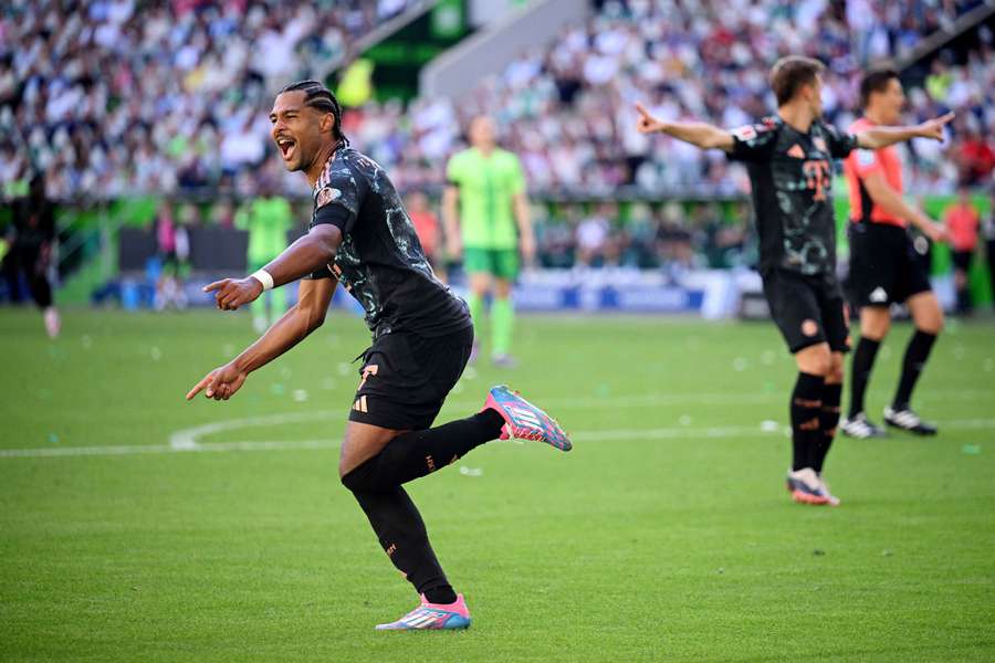 Serge Gnabry slaví vítězný gól Bayernu ve Wolfsburgu.