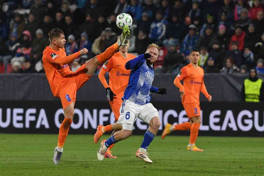 Olomoucký fotbalista Jáchym Šíp v jednom ze soubojů během utkání s Celje. Olomoucký fotbalista Jáchym Šíp v jednom ze soubojů během utkání s Celje.