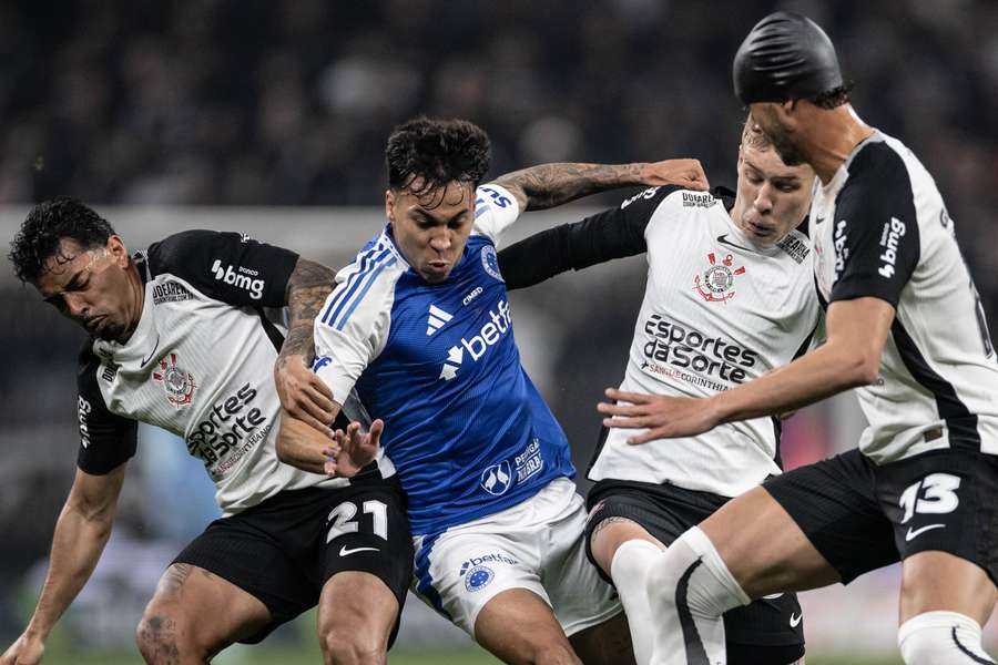 Kaio Jorge tenta furar pelos adversários