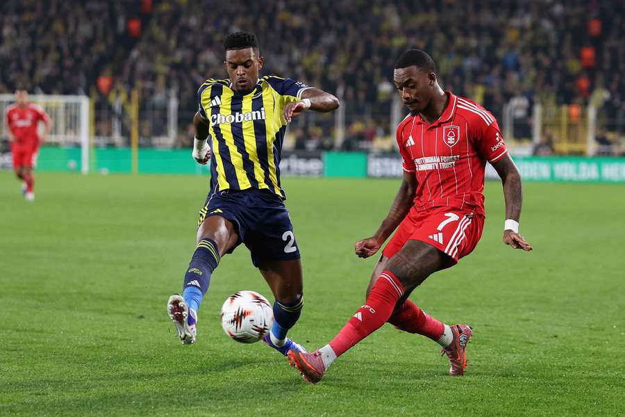 Nélson Semedo lesiona-se no Fenerbahçe e falha jogos particulares de Portugal