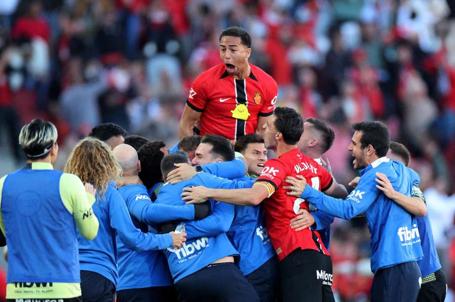El Mallorca ganó al Madrid y consiguió aire