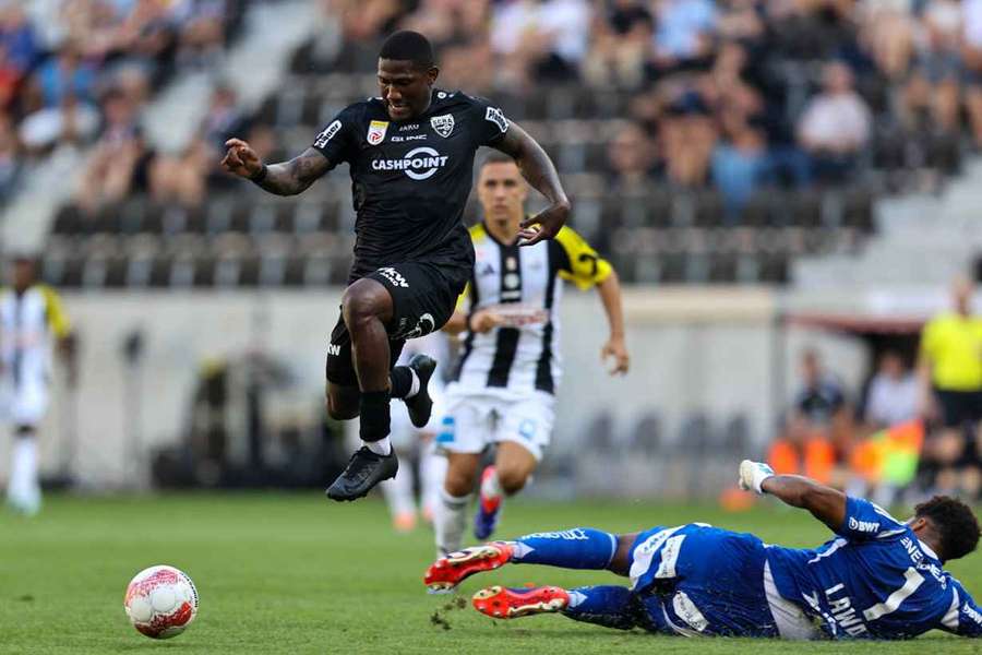 Gustavo Santos (l.) in einem Ligaspiel gegen den LASK. Gustavo Santos (l.) in einem Ligaspiel gegen den LASK.