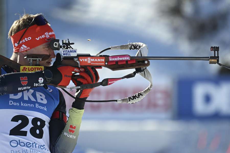 Benedikt Doll am Schießstand bei der Biathlon-WM in Oberhof.