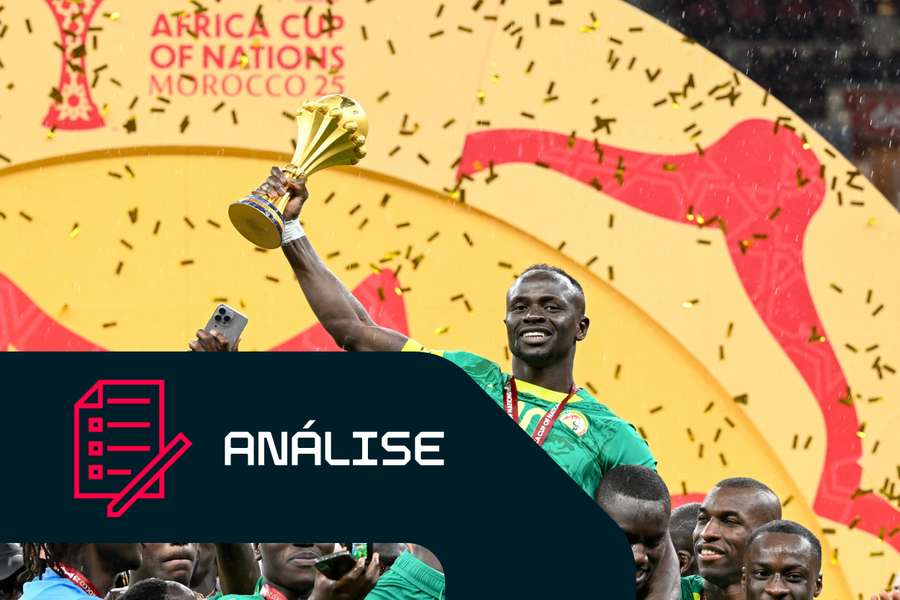 Mané festejado pelos seus colegas de equipa.