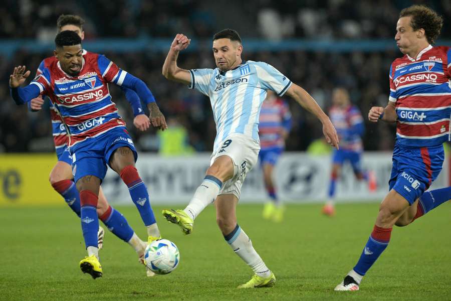 Fortaleza e Racing fizeram jogo pegado em Avellaneda