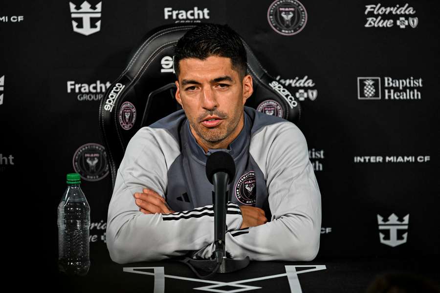 Suárez zorganizował swoją pierwszą konferencję prasową w Miami. 