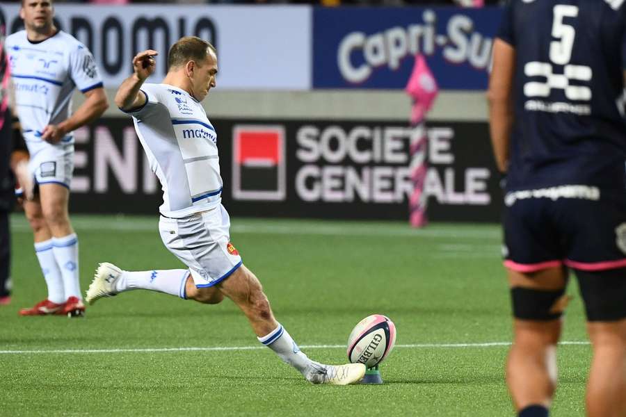 Benjamin Urdapilleta in action for Castres