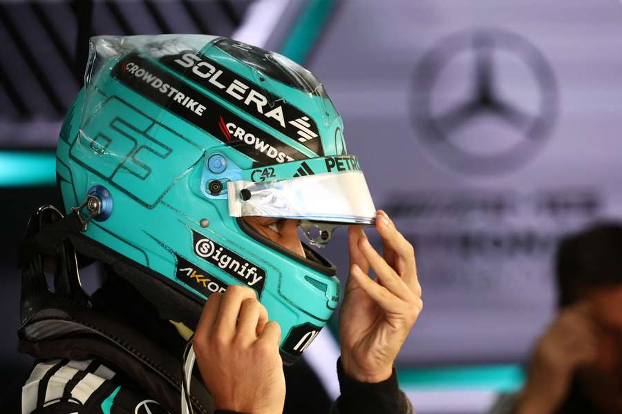 George Russell mit seinem Helm in der Mercedes-Hospitality