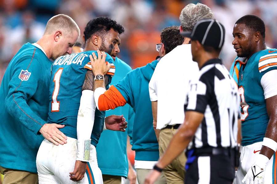 Tua Tagovailoa deixa campo de jogo conduzido por equipe médica do Miami Dolphins