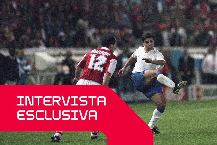40 metri più in là, Seaman viene colpito da un pallonetto