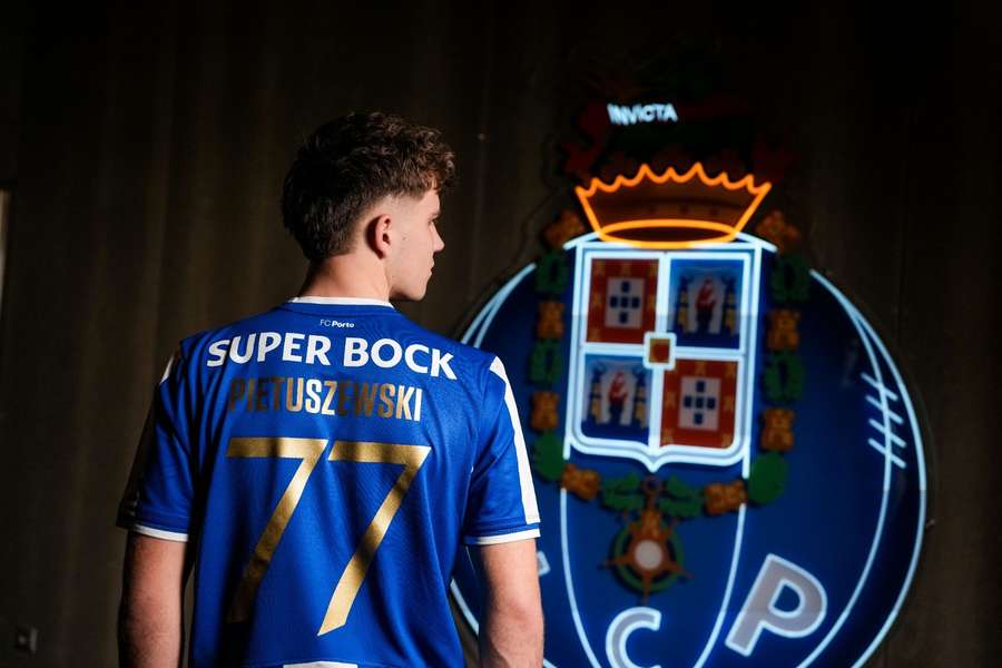 Pietuszewski va purta tricoul cu numărul 77