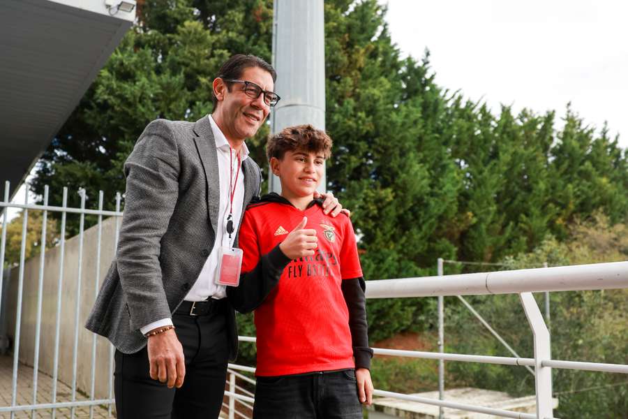 Rui Costa com um dos jovens que assistiu ao treino Rui Costa com um dos jovens que assistiu ao treino