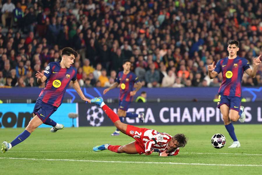 Giuliano Simeone, en el suelo tras ser derribado por Cubarsí