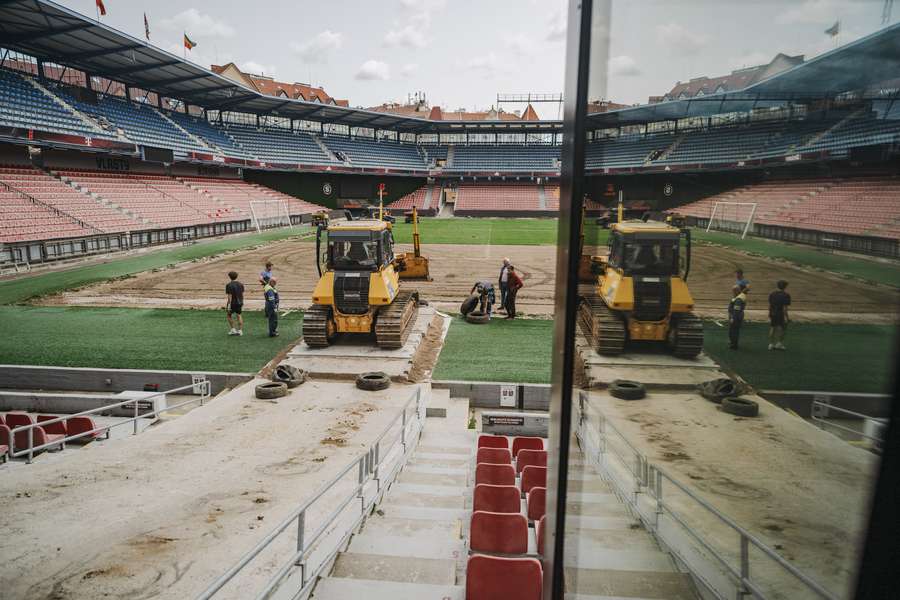 Probíhá rekonstrukce stadionu.