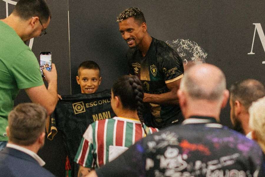 Nani foi apresentado com muitos adeptos