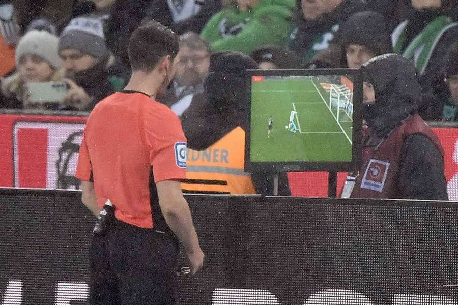 Arbitrii germani vor începe să explice pe stadioane deciziile VAR
