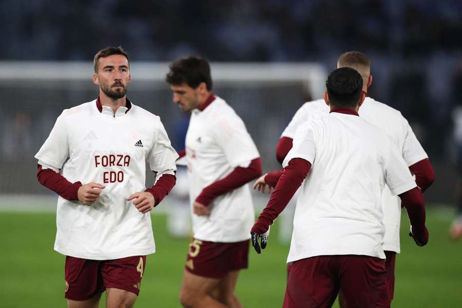 Bryan Cristante e tutti i giocatori della Roma con la maglietta 