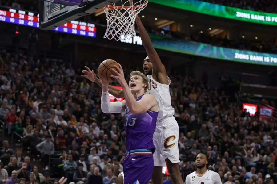 Markkanen, recibe una falta del delantero de los Cavaliers de Cleveland, Mobley.