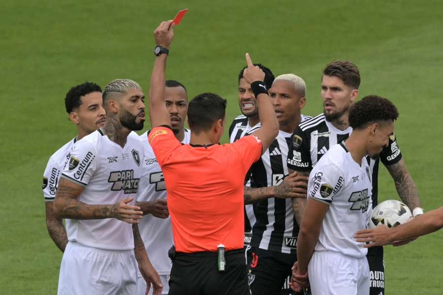 Gregore, do Botafogo, sofre expulsão mais rápida da história em finais de Libertadores