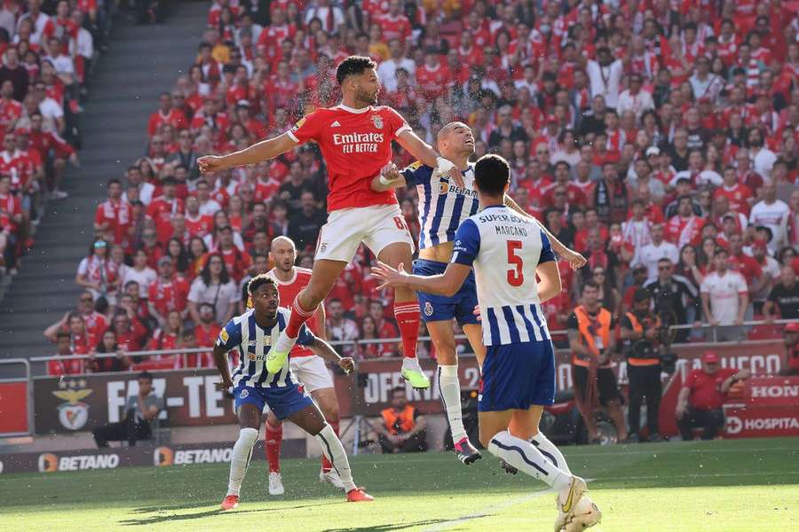 Gonçalo Ramos cabeceia para o único golo do Benfica