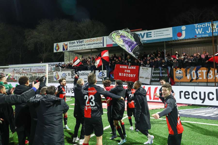 Feest bij de spelers en supporters van Almere City FC na de overwinning bij Telstar vorige week