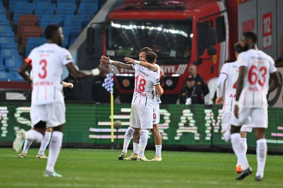 Jucătorii lui Gaziantep sărbătoresc marcarea unui gol în Super Lig