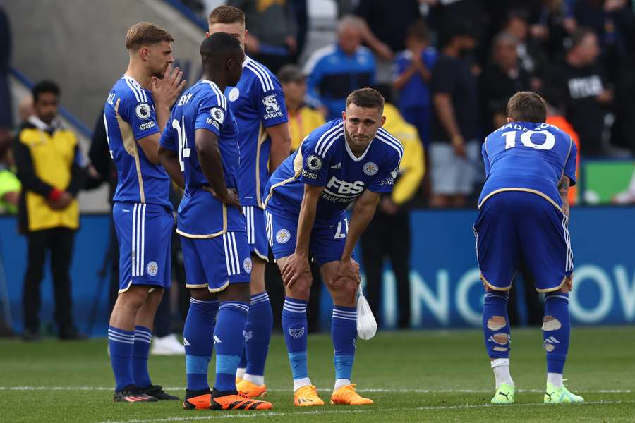 Leicester græmmer sig over at de er rykket ned, syv år efter de blev mestre. Leicester græmmer sig over at de er rykket ned, syv år efter de blev mestre.