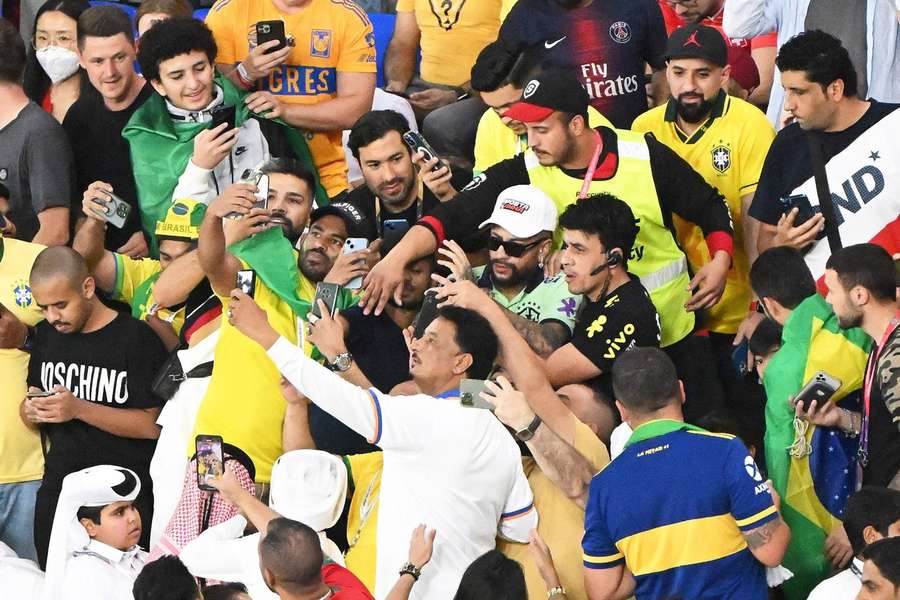 Brasile, il sosia di Neymar che sta facendo impazzire i tifosi a Doha